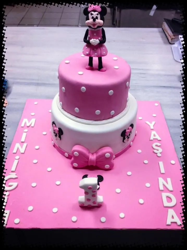Minnie Mousse Birthday Cake
